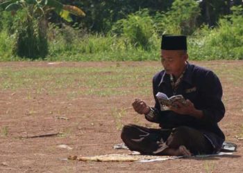 Mualimin rutin shalat sendirian di lapangan sejak Corona mewabah. Foto: Mochamad Saifudin/detikcom