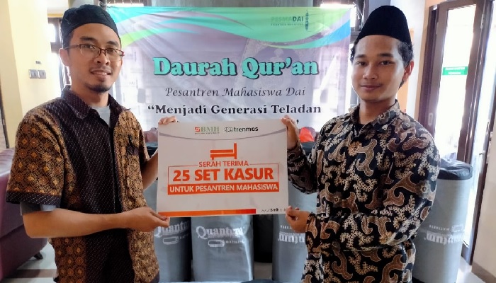 Penyerahan bantuan 25 set kasur kepada santri PESMADANI. Foto: istimewa (Andre Hariyanto/Islampos)