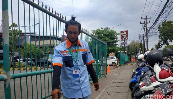 Irwan Torre, juru parkir yang temukan Rp24 juta di parkiran Mall Makassar. Foto: Detik News