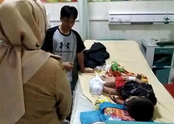 Salah seorang bocah yang diduga keracunan permen, dirawat di RSUD Ciamis. Foto: Pikiran Rakyat