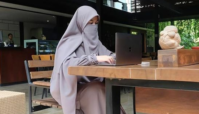 Komedo hitam Cara Meraih Kecantikan yang Dicintai Allah Kedudukan Perempuan Mempercantik Diri Versi Muslimah, Ayat Al-Quran tentang Hijab, Syarat Busana Muslimah, Hadist tentang Wanita, Syarat Pakaian Muslimah,, Hukum Perempuan Bekerja Bersama Laki-laki, niat, kuliah online, wanita bekerja, Syarat Pakaian Muslimah