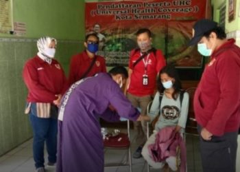 Relawan NU Kota Semarang bantu pasien gangguan jiwa ditujuk ke rumah sakit. Sumber: NU/Dok. Ansor