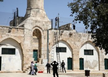Tentara Israel tengah memasang pengeras suara di komplek masjid Al Aqsha. Foto: MEMO
