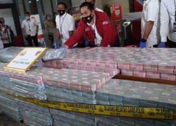 Polisi menunjukkan barang bukti uang saat rilis pengungkapan sindikat internasional pembelian ventilator di Mabes Polri, Jakarta, Senin (07/09/2020). Foto: BBC