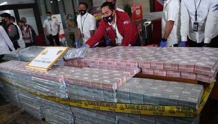 Polisi menunjukkan barang bukti uang saat rilis pengungkapan sindikat internasional pembelian ventilator di Mabes Polri, Jakarta, Senin (07/09/2020). Foto: BBC