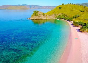 Liburan ke Pink Beach, Destinasi Favorite di Labuan Bajo 7