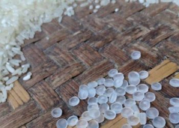 Plastik bercampur beras ditemukan dalam karung bantuan nontunai. Foto: Antara