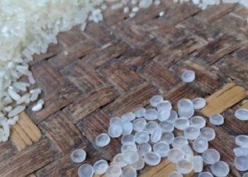 Plastik bercampur beras ditemukan dalam karung bantuan nontunai. Foto: Antara
