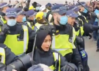 Sosok polisi berhijab yang hadang demo anti-lockdown di Inggris. Foto: Tangkapan Layar dari video Twitter @Ali
