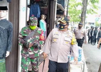 Petugas dari Polisi dan TNI di Cimahi sosialisasi  protokol kesehatan ke toko-toko. Foto: Saifal/islampos