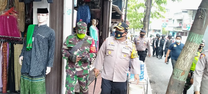 Petugas dari Polisi dan TNI di Cimahi sosialisasi  protokol kesehatan ke toko-toko. Foto: Saifal/islampos