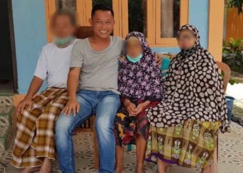 Pria bernama Rinto sengaja berfoto bersama dengan pasien Positif COVID-19 di Kecamatan Badau, daerah perbatasan Indonesia-Malaysia, wilayah Kapuas Hulu, Kalimantan Barat. Foto: Detik
