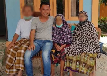 Pria bernama Rinto sengaja berfoto bersama dengan pasien Positif COVID-19 di Kecamatan Badau, daerah perbatasan Indonesia-Malaysia, wilayah Kapuas Hulu, Kalimantan Barat. Foto: Detik