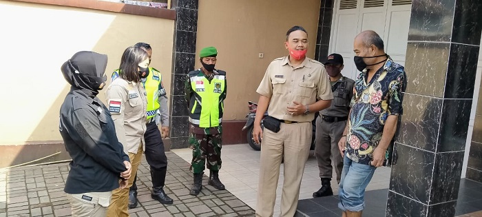 Tekan Penyebaran Covid-19, Kelurahan Cibabat Sosialisasi Protokol Kesehatan Secara 'Door to Door' ke Rumah Warga 1