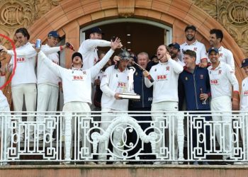Insiden saat selebrasi kemenangan tim kriket Essex. Foto: The Times