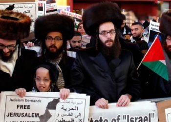 Yahudi Ortodoks Anti-Zionis Memprotes Negara Israel dan mengirim surat kepada Donald Trump memintanya untuk tidak memindahkan Kedutaan Besar AS ke Yerusalem pada 2017. Foto: nkusa