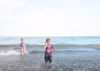 Bocah Filipina alami kejadian tak terduga usai bermain di pantai. Foto: mckzonedaily.com