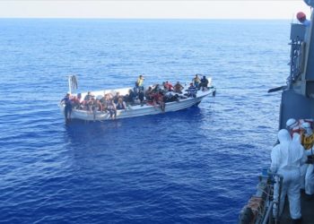 Migran yang tengah berada di laut. Foto: Memo