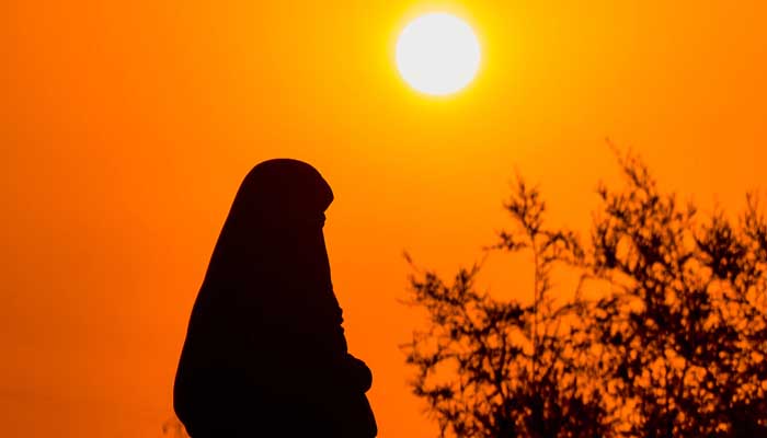 cara menjadi wanita yang berharga, tata cara shalat wanita, Syarat Muslimah Keluar Rumah