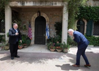 Menteri Luar Negeri AS Mike Pompeo (kiri), bertemu dengan pemimpin partai Biru dan Putih Israel Benny Gantz, di Yerusalem, pada 13 Mei 2020. Foto: MEMO