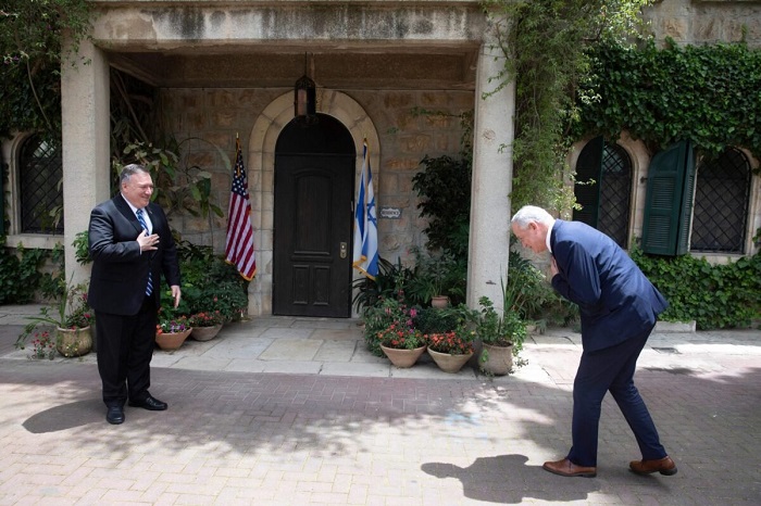 Menteri Luar Negeri AS Mike Pompeo (kiri), bertemu dengan pemimpin partai Biru dan Putih Israel Benny Gantz, di Yerusalem, pada 13 Mei 2020. Foto: MEMO