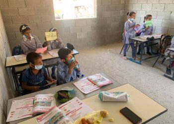 Siswa Palestina saat belajar di kelas sekolah Ras al-Tin, yang terancam dibongkar Israel. Foto: WAFA