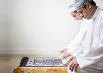 Shalat bisa menjadi senjata rahasia bagi orang Mukmin, Pentingnya Shalat bagi Seorang Muslim, Hukum Shalat sambil Memejamkan Mata, Bacaan Tahiyyat