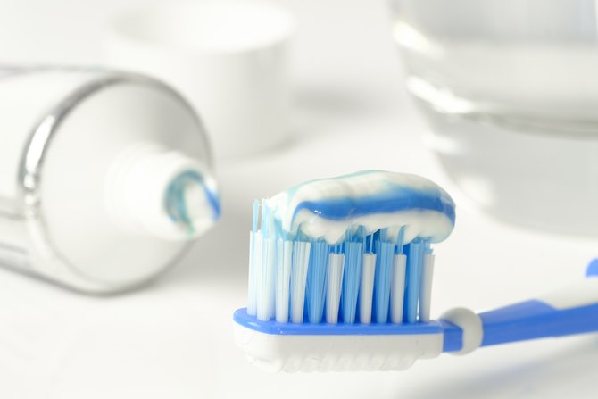 Cara Menghilangkan Karang Gigi secara Alami 1