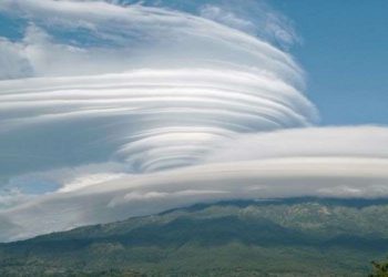 Puncak Gunung Lawu diselimuti awan berbentuk seperti angin puting beliung. Foto: Kompas