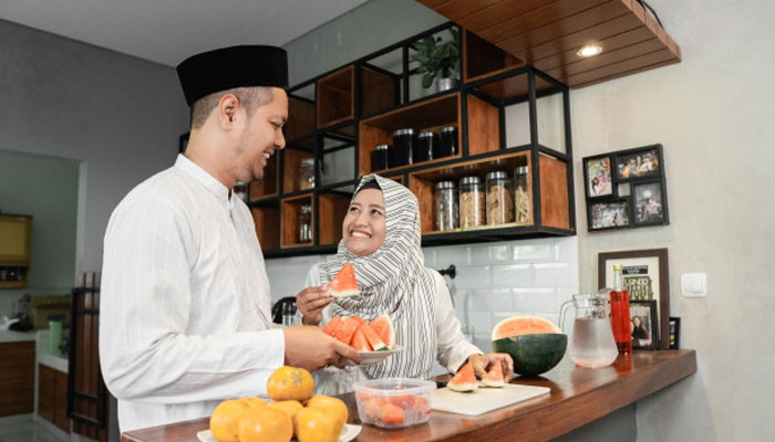 Adab Makan Ciri Istri yang Dekat dengan Surga Hak Istri terhadap Suami, imam rumah tangga, Hukum Makan dan Minum Sambil Berdiri, Kewajiban Istri terhadap Suami, Tugas Seorang Istri