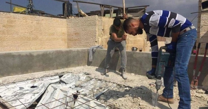 Warga Al Quds bongkar rumah sendiri. Foto: PIC