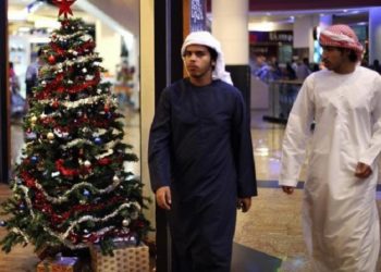 Arab Saudi mulai terbuka menjual pernak-pernik natal. Foto: Reuters