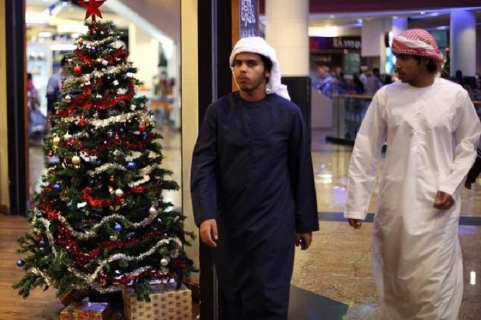 Arab Saudi mulai terbuka menjual pernak-pernik natal. Foto: Reuters