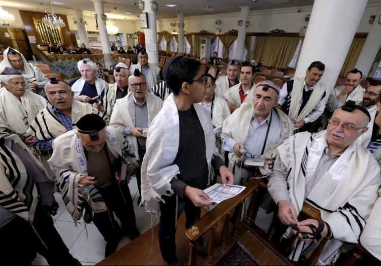 Yahudi Iran memakai Tayalisah. Foto: Iluminasi