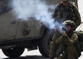 Tentara Israel tembakkan gas air mata. Foto: PIC