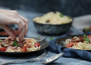 adab makan dalam islam, makan kekenyangan, wadah emas