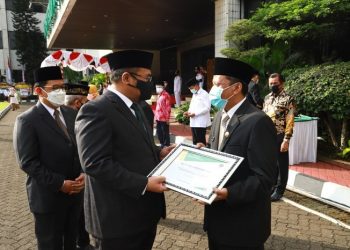 Menteri Agama Yaqut Cholil Qoumas menyerahkan penghargaan kepada Budi Ali Hidayat. Foto: Kemenag