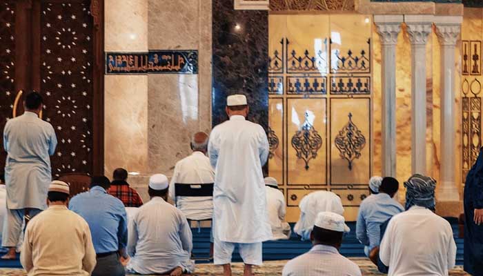 9 hal yang diperbolehkan dalam shalat