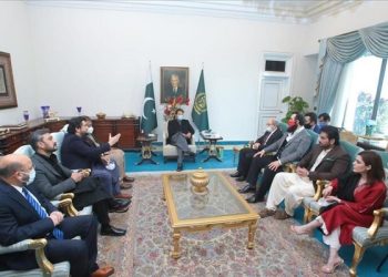 Pertemuan Perdana Menteri Imran Khan dengan direktur Turki Kemal Tekden dan timnya, di Islamabad, Pakistan. Foto: Hürriyet Daily News