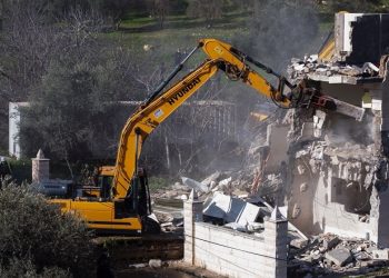 Eksavator Israel hancurkan rumah warga Palestina. Foto: WAFA