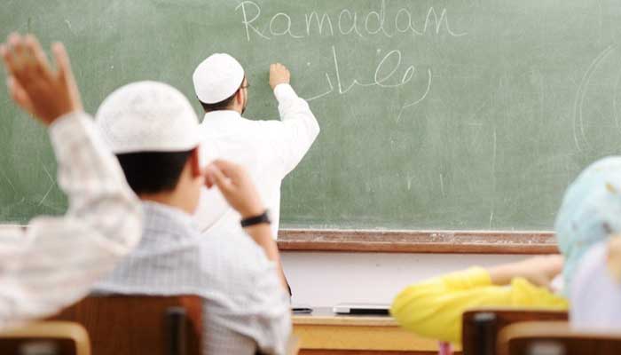 Cara Memilih Guru, upah mengajar agama, adab kepada guru, pesantren, mendoakan guru