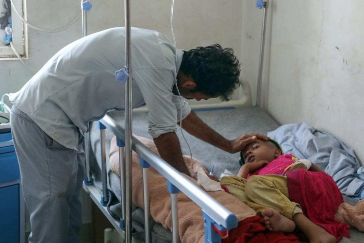 Seorang anak Yaman menerima perawatan di sebuah rumah sakit di Yaman. Foto: MEMO