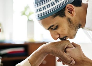 Orang yang Dicintai Malaikat Birrul Walidain, Peranan Akhlak, Akibat Membahagiakan Orangtua, Tanda Allah Menghendaki Kebaikan pada Seseorang, Adab Hormati Orang Tua, adab penting dalam Islam, Manfaat Bersyukur, Qadha dan Qadar, Akhlak Mulia, Amal Shalih, Syafaat Nabi, Umur Umat Nabi Muhammad, Adab Anak pada Kedua Orangtua, Penghambat Rezeki, orang tua, Rezeki, Hukum Mencium Kaki Orang Tua dan Orang Shalih