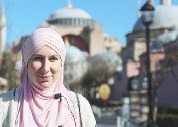 Aisha Rosalie menjadi mualaf setelah kunjungi Blue Mosque