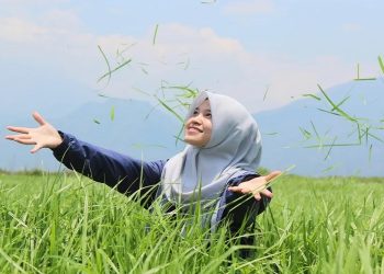 motivasi, rutinitas pagi hijab rumput ilustrasi perawatan rambut muslimah berhijab