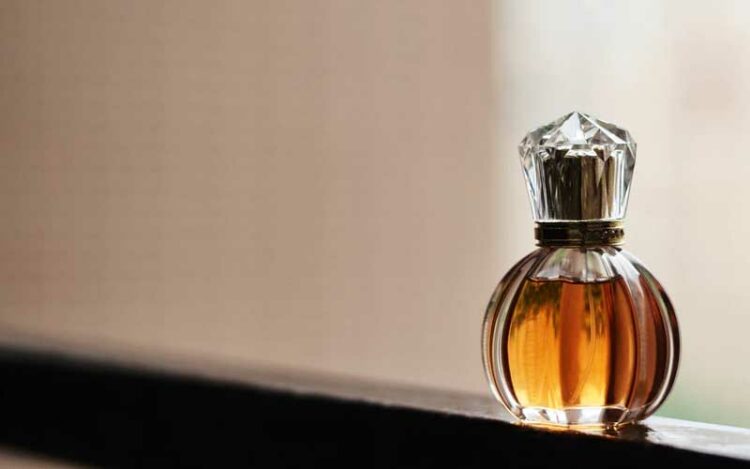 Lebih dari Sekadar Wewangian, Ini 8 Manfaat Memakai Parfum 1 parfum