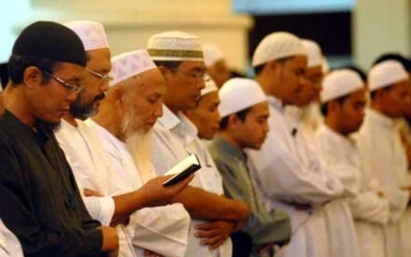 Hukum Shalat sambil Memegang Mushaf Al-Quran, Manfaat Shalat, Syarat Amal Ibadah Diterima Allah, Cara Atasi Stres menurut Alquran, Ahli Quran, Adab Sebelum Shalat, Tingkatan Orang yang Shalat 