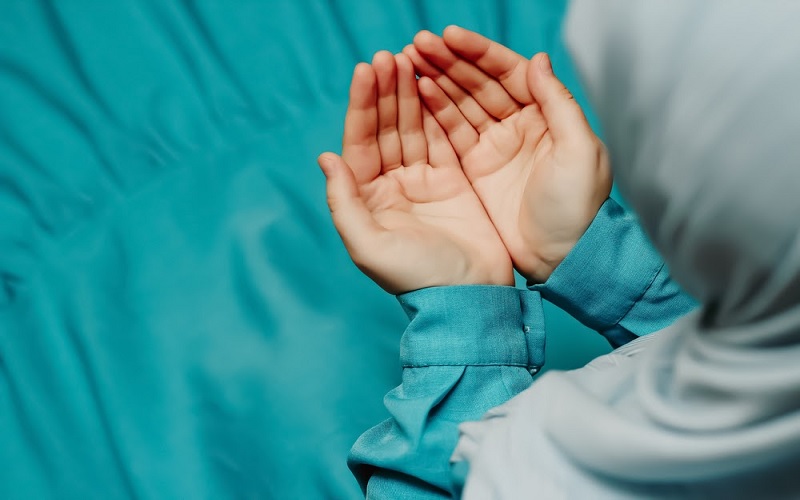 ilustrasi berdoa mencapai tujuan hidup pesan rasulullah pakaian muslimah