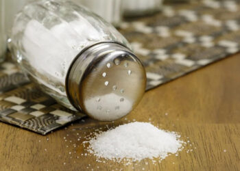 Manfaat garam, Namun, bila kebanyakan mengonsumsi natrium, maka dapat memiliki beberapa konsekuensi negatif. Perhatikan, tanda tubuh kelebihan natrium.