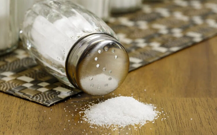 Manfaat garam, Namun, bila kebanyakan mengonsumsi natrium, maka dapat memiliki beberapa konsekuensi negatif. Perhatikan, tanda tubuh kelebihan natrium.